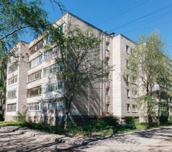 Трёхместные апартаменты с 2 комнатами с балконом и с видом на город в Апартаменты на Мальцева 30