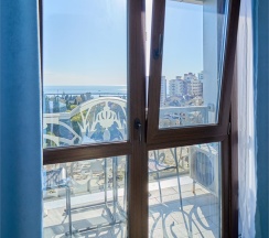 Студия Панорамная с балконом, мини кухней и видом на город и зелёную зону в Амбассадор