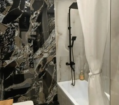 Двухместные апартаменты с 2 комнатами с балконом (двуспальная кровать) в Квартира 2-комнатная Евродвушка в 10 минутах пешком от Горного Воздуха
