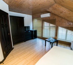 31 - Трехместный мансардный номер с боковым видом на море в Азов Инн