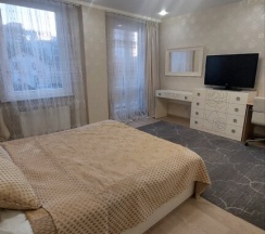 Апартаменты с балконом и с красивым видом из окна в Апартаменты в центре с тремя спальнями на Червякова 55 рядом с парком Победы