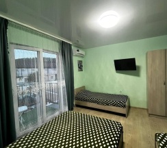 Комната стандарт с 2 односпальными и 1 двуспальной кроватью №3 в Алешкина мечта