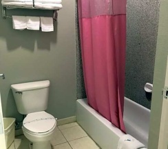 Двухместный номер Deluxe двуспальная кровать в Camelot Inn & Suites Veterans Memorial NW Houston