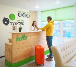 Спальное место на двухъярусной кровати в общем номере для мужчин в Тук-Тук