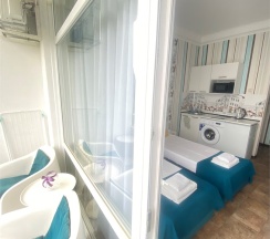 Двухместный номер с открытым балконом и боковым видом на море в Joy apartments