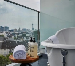 Двухместный номер Medium Plus с балконом двуспальная кровать в 25hours Hotel Das Tour