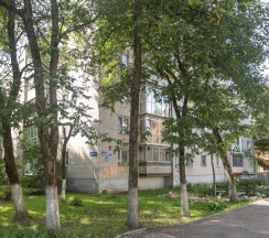 Четырёхместные апартаменты с балконом и с красивым видом из окна в Апартаменты Октябрьская