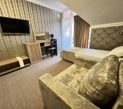 Четырёхместный номер Standard с балконом в River