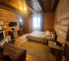 Двухместный номер в деревянном коттедже с камином в Колыба