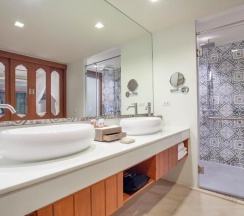Двухместный люкс с видом на море двуспальная кровать в Отель Zenmaya Oceanfront Phuket, Trademark Collection by Wyndham