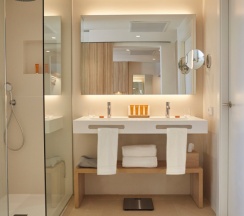 Двухместный люкс с видом на море двуспальная кровать в Bordoy Alcudia Port Suites - Adult Only