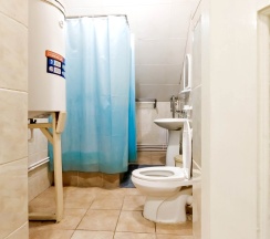 Кровать в общем номере с красивым видом из окна в Атлантида