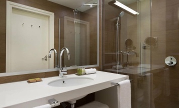 Номер делюкс с 1 двуспальной кроватью в DoubleTree by Hilton Moscow-Vnukovo Airport