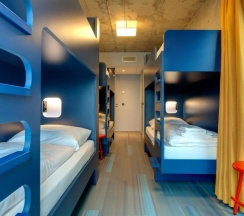 Кровать в общем номере в MEININGER Hotel Berlin East Side Gallery