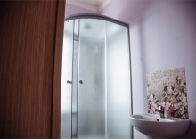 Общий номер на 2 гостей. раздельные кровати в Dom hostel