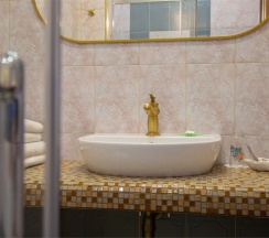 Апартаменты с просторной спальней, обеденной зоной и балконом в My Favourite Garden Hotel