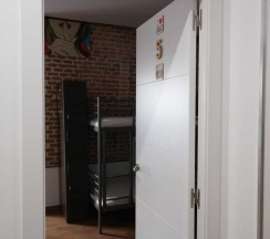 Кровать в общем номере с видом на город в I Love Madrid Hostel