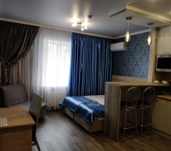 Трёхместная студия Comfort с красивым видом из окна (двуспальная кровать) в Апартаменты Трехместная Студия с видом на Озеро и Колесо Обозрения МО / 1