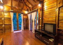 Коттедж с балконом и с красивым видом из окна в Koh Jum Resort