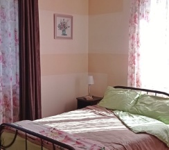 Трехместный номер с двуспальной и односпальной кроватью в Роза Ейска