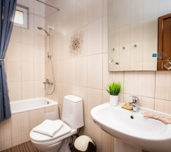 Стандарт 4-местный с двуспальной и односпальной кроватями и балконом в Джульетта