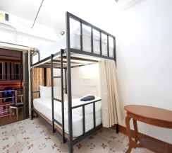 Двухместный номер двухъярусная кровать в Baan Kamala Fantasea Hotel