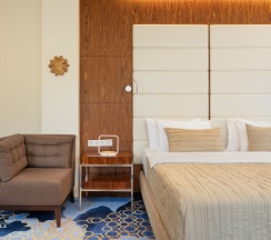 Апартаменты до 3 гостей с видом на город в V Hotel&Rooftop lounge