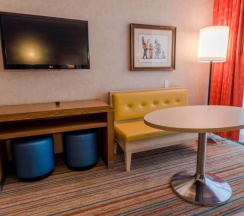Четырёхместный люкс корпус 1 Family с 2 комнатами в Howard Johnson by Wyndham Anaheim Hotel and Water Playground