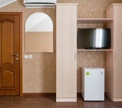Cемейный номер с собственной ванной комнатой ( окно в коридор) в Guest house city center
