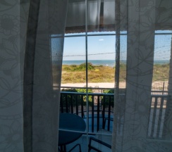 23 - Трехместный номер с балконом и прямым видом на море в Азов Инн