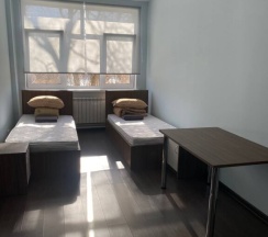 Кровать в общем номере с красивым видом из окна в Свои люди
