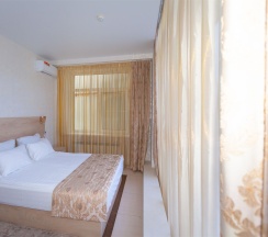 КОМФОРТ с холлом 3-местный. Новый номерной фонд в MaxxRoyal