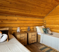 Коттедж с балконом и с красивым видом из окна в Domik_05