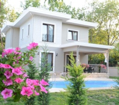 Вилла с балконом и с красивым видом из окна в Guzel Evler Family Resort