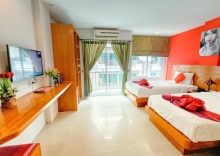 Трёхместный семейный люкс с балконом в PJ Patong Resortel