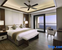 Люкс с 3 комнатами с видом на море в Jinghai Hotel & Resort