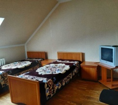 Кровать в общем номере с красивым видом из окна в Атлантида