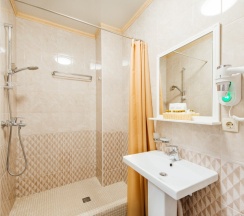 Трёхместный номер Стандарт с балконом в Dvin