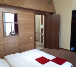 Номер полулюкс с 1 односпальной и 1 двуспальной кроватью в Red House