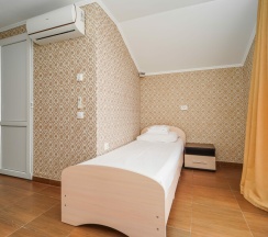 Четырёхместная комната с одной двуспальной и двумя односпальными кроватями в Чайка