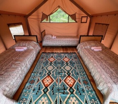 Глэмпинг трехместный в Caspian Camp