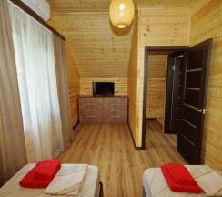 Коттедж с балконом и с красивым видом из окна в Диамант