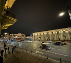 Трехместный номер с видом на Невский проспект №2 и 3 в Boho Life Nevsky