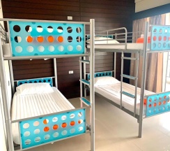 Кровать в общем номере в Lub Sbuy Hostel