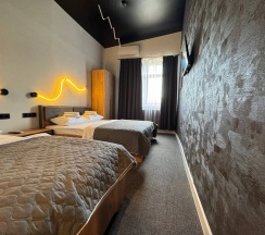 Трехместный номер с кроватью размера "King-size" и односпальной кроватью в THouse