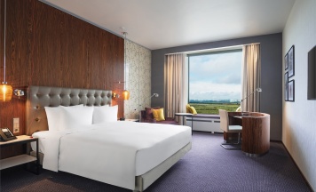 НОМЕР ДЛЯ ЛЮДЕЙ С ОГРАНИЧЕННЫМИ ВОЗМОЖНОСТЯМИ С БОЛЬШОЙ КРОВАТЬЮ (KING SIZE) в Hilton Saint Petersburg ExpoForum