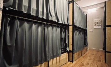 Кровать в общем номере с балконом в Alleyway Hostel - Adults Only