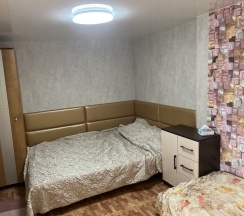 Трехместный номер с двуспальной и односпальной кроватями в Домик на Лимане