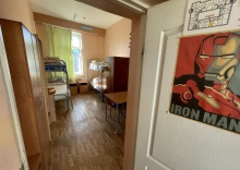 Кровать в общем номере с красивым видом из окна в Staffhostel