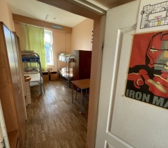 Кровать в общем номере с красивым видом из окна в Staffhostel
